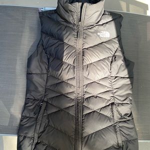 women’s black north face vest (550)